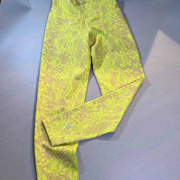 Sweaty Betty Pants - Sweaty betty yellow snake pattern leggings - Free headband